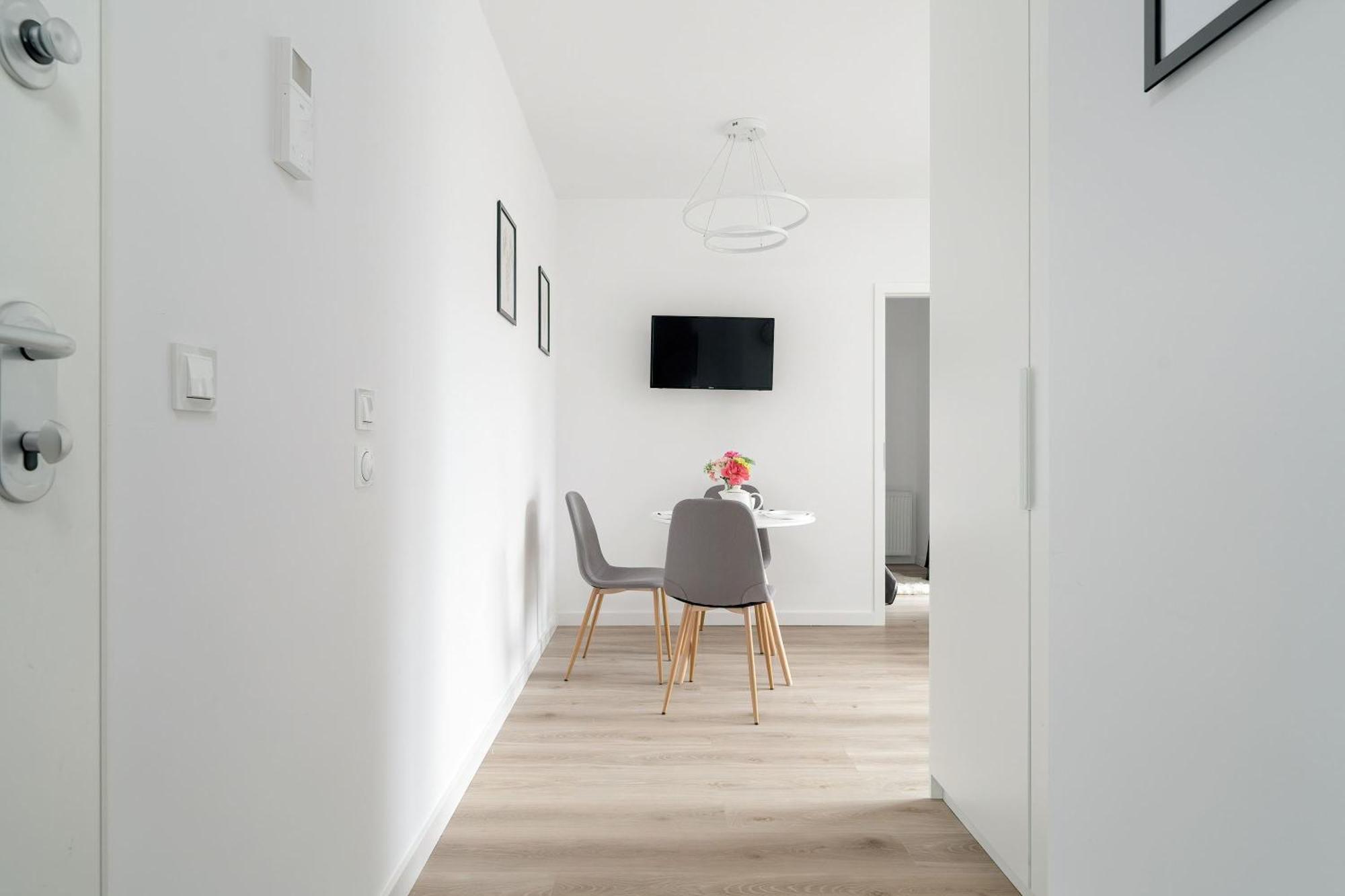 Apartment Modern Janickiego For 2 Adults And 2 Children With Parking Near Mtp By Renters Poznan